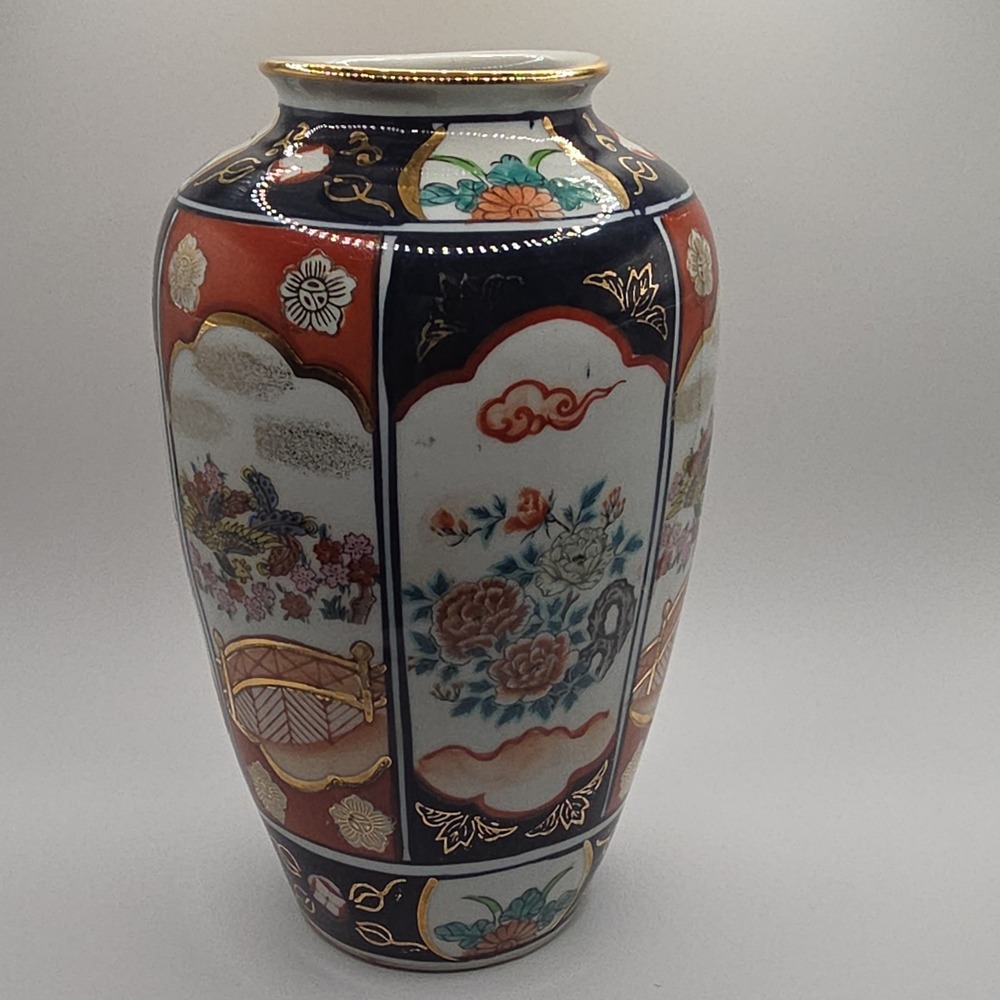 Golden Imari Porcelain vase, Japanese Imari style, hand-painted decorative vase